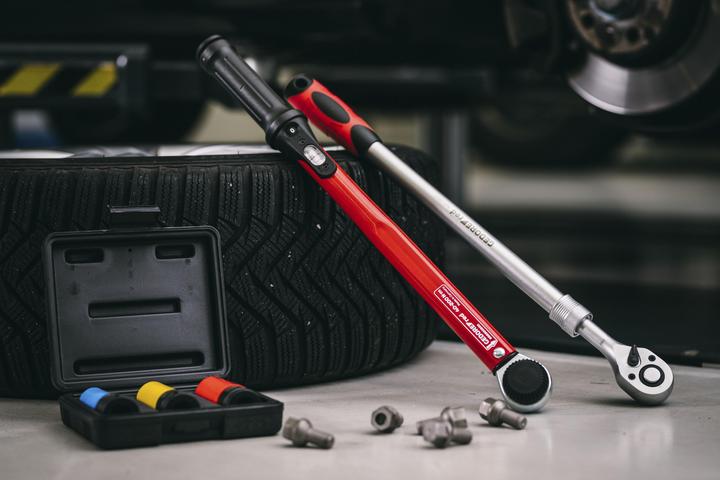 Actual product image Gedore Red Torque spanner Working/measuring range N-m (min/max) 40-200 N-m (1/2", 40 Nm, 200 Nm)