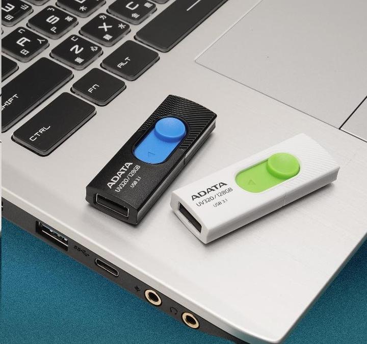 Actual product image Adata UV320 (32 GB, USB-A)