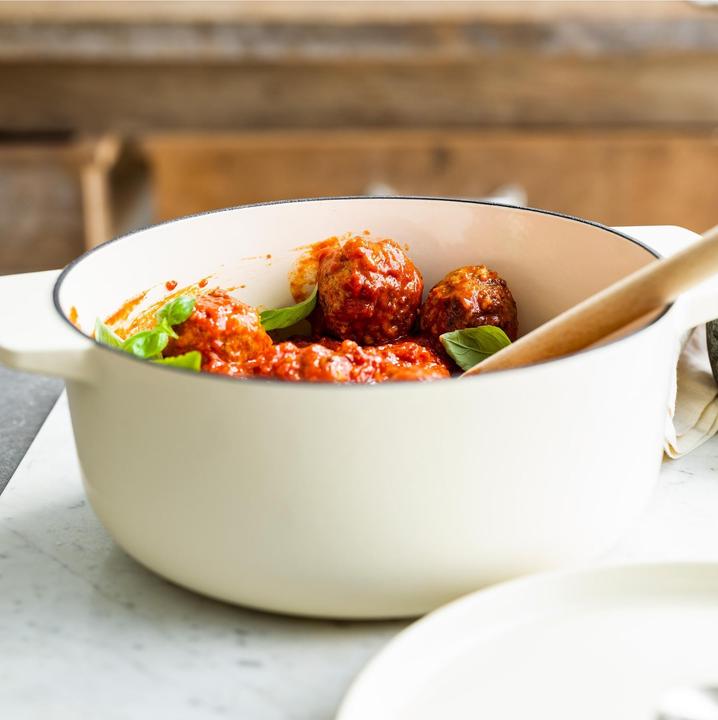 Produktbild KitchenAid braadpan 22cm - gemailleerd gietijzer - amandel wit - rond (26 cm, Bräter + Schmortopf, Gusseisen)