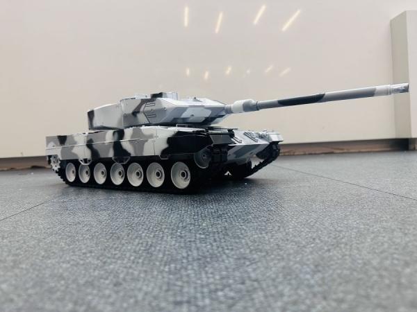 Produktbild Es-toys RC Panzer „German Leopard 2A6“ Schnee Tarnung Lackiert Heng Long 1:16 mit Stahlgetriebe (RTR Ready-to-Run)