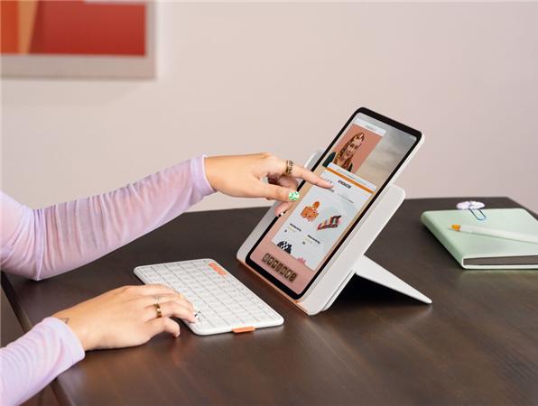 Produktbild Logitech Flip Folio Pale Grey (Schweiz, Apple iPad Air 11 2024, Apple iPad Air 11 2025, Apple iPad Air 2022, Apple iPad Pro 11 2024)