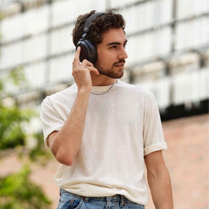 Actual product image Sennheiser Momentum 4 Wireless (ANC, 60 h, Cable, Wireless)