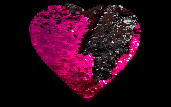 Magical Sequins Heartbeat - 19cm X 18cm (19 x 18 cm)