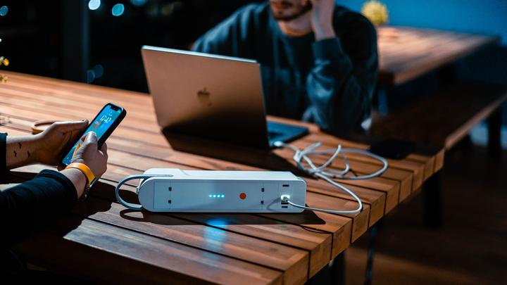 Produktbild Max Hauri LIBERTY QIKPAC Bundle Charger Base + 3 Akkus mit 2x USB-C 75W (150 W)
