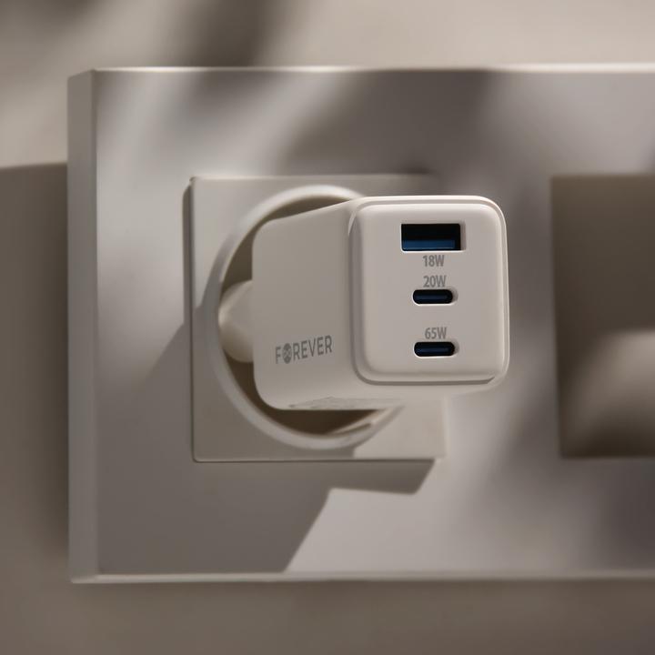 Actual product image Forever TC-08-65ACC GaN PD QC charger 2x USB-C 1x USB 65W white (65 W, 3 ports)
