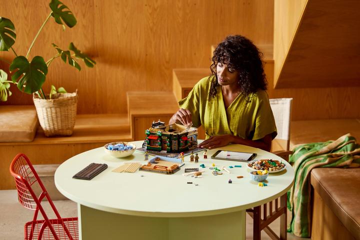 Produktbild LEGO Eckhaus im Tudorstil (10350, LEGO Icons, LEGO Seltene Sets)
