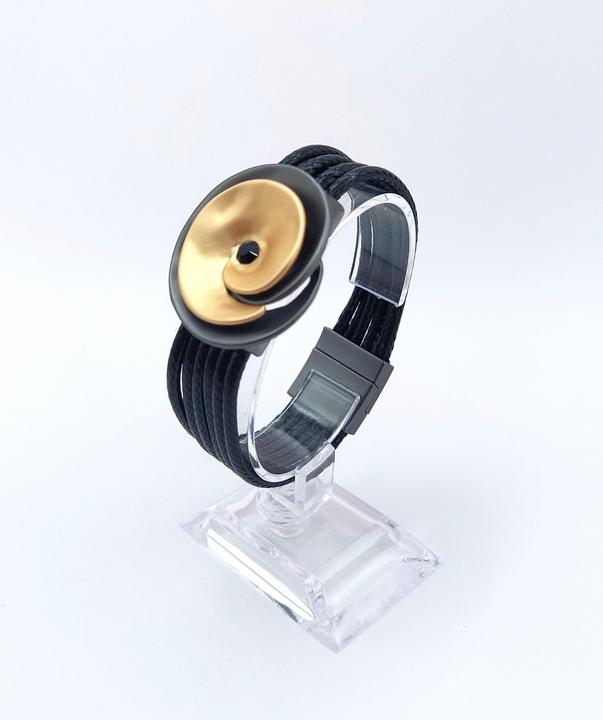 Produktbild Signé Signè Armband Schwarz mit Magnetverschluss & vergoldete Blume No.4 (Messing, Metall, Cadmiumfrei, Leder, Nickelfrei, Bleifrei)