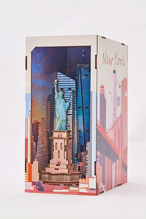 Actual product image Revell New York - Book Nook