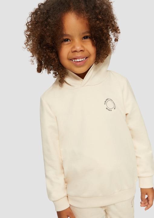 Produktbild S.Oliver Sweatshirt Unisex Kapuzen-Sweatshirt mit Rippbündchen und kleinem Print-Detail (92)