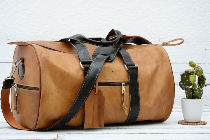 Only-Bags.Store Seesack aus hellbraunem Leder mit schwarzem Riemen, Wochenendtasche im Vintage-Look