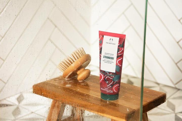 Produktbild The Body Shop Strawberry Shower Scrub (200 ml)