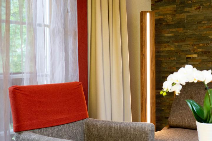 Immagine prodotto kln.swiss Lampada da terra in legno Verat - rovere recuperato (4375 lm)