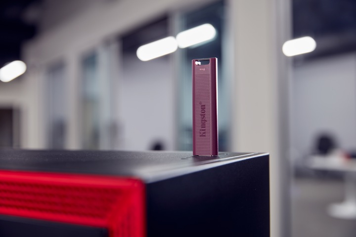 Actual product image Kingston DataTraveler Max (1000 GB, USB-A, USB 3.2)