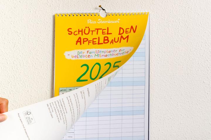 Produktbild Schüttel den Apfelbaum - der Familienplaner zur beliebten Mitmachbuchreihe von Nico Sternbaum - (22,4 x 48,5 cm, Harter Einband, Deutsch)