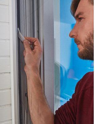 Produktbild tesa Insektenschutz COMFORT für Fenster, mit Klettband, selbstklebend, ohne Bohren (130 x 130 cm)