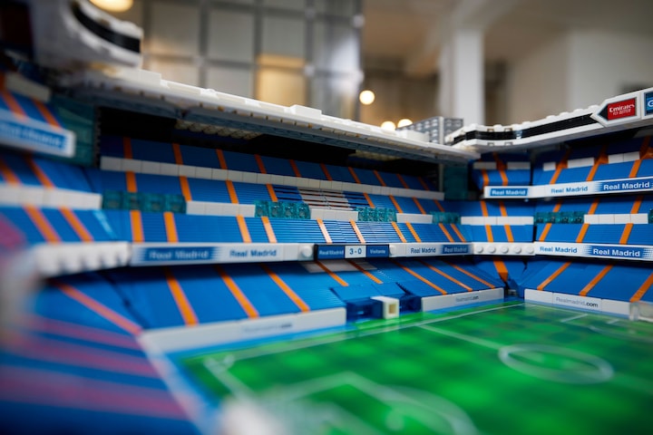Immagine prodotto LEGO Real Madrid - Stadio Santiago Bernabéu (10299, LEGO Icons, Set LEGO rari)
