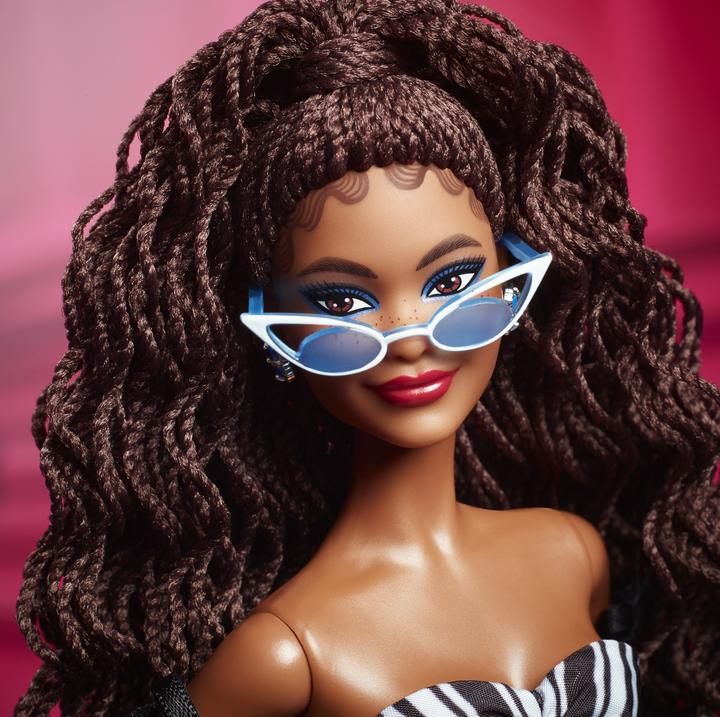 Produktbild Barbie Signature Sammelpuppe zum 65. Jubiläum mit braunen Haaren und schwarz-weisser Robe