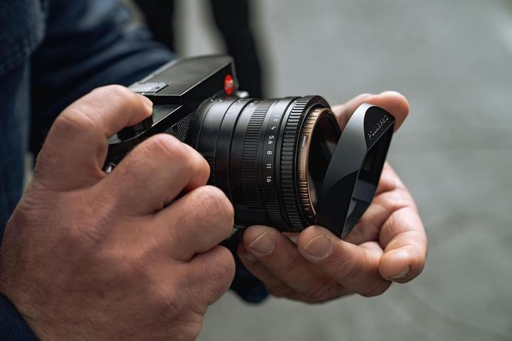 Immagine prodotto PolarPro MagFlip Hood - 28mm + 43mm - Leica Q3 - Black (LQ3-HOOD-BLK)