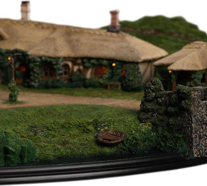 Actual product image Weta Workshop Le Seigneur des Anneaux statuette The Green Dragon Inn