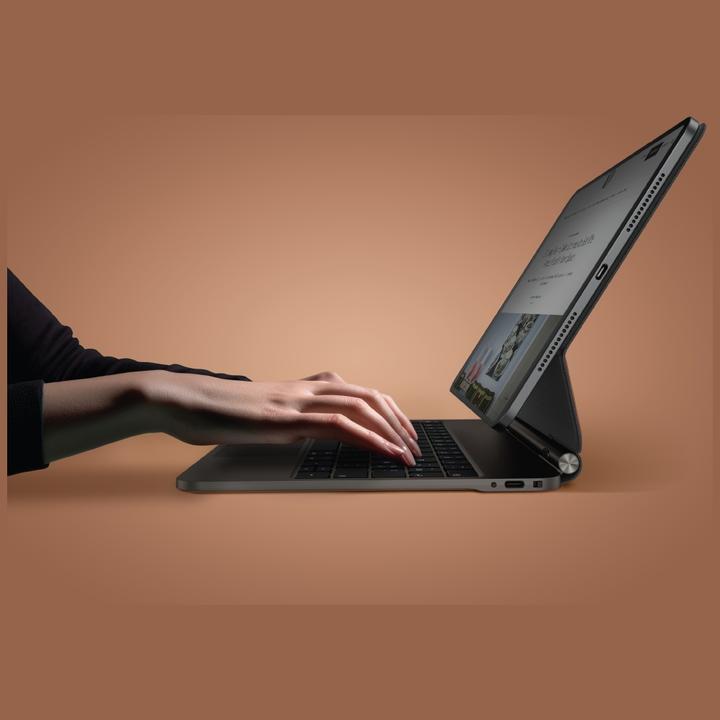 Actual product image Uniq Case Venno Pro Magnetic Smart with keyboard for iPad Pro 11" M4 (2024) caramel (US, Apple iPad Pro 11 2024, Apple iPad Pro 11 2025)