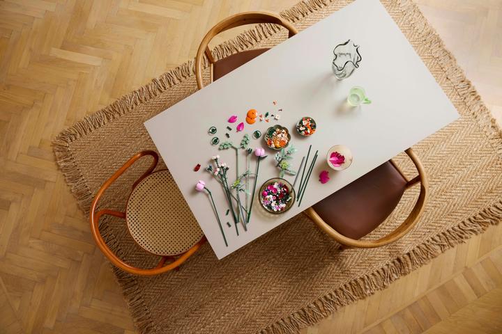 Produktbild LEGO Schöner Rosafarbener Blumenstrauss (10342, LEGO Icons, LEGO Botanical)
