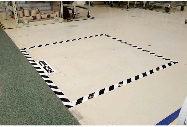 Produktbild Brady B-514, ToughStripe, Bodenmarkierbänder, Polyester, schwarz/weiss, 101,6mm x 30m (101.60 mm)