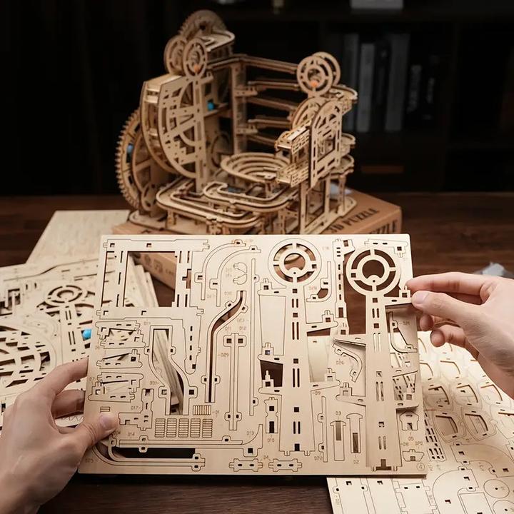 Produktbild The Toy Company 3D Holz Kugelbahn, Murmelbahn Puzzle aus Holz, batteriebetrieben