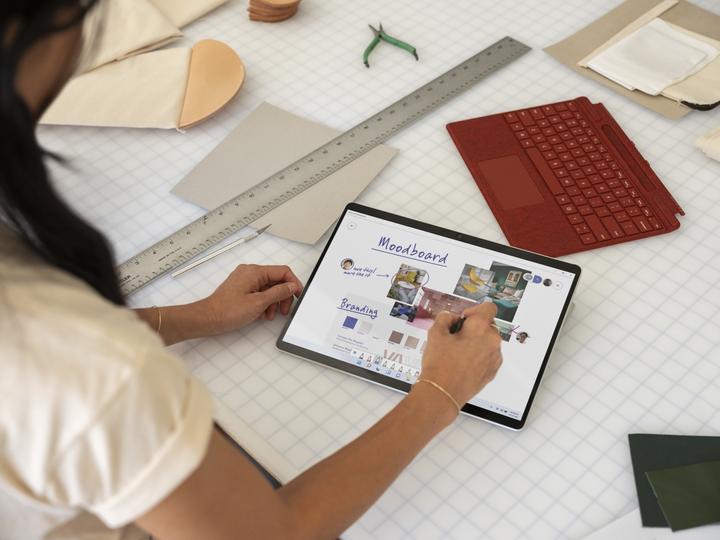 Produktbild Microsoft Surface Pro X (13", Microsoft SQ1, 128 GB, 128 GB)