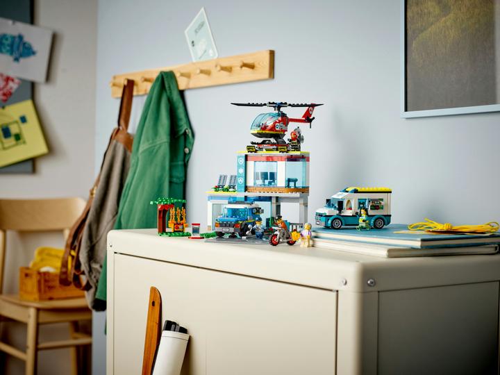 Actual product image LEGO 60371 Rescue Vehicle Headquarters (60371, LEGO City)