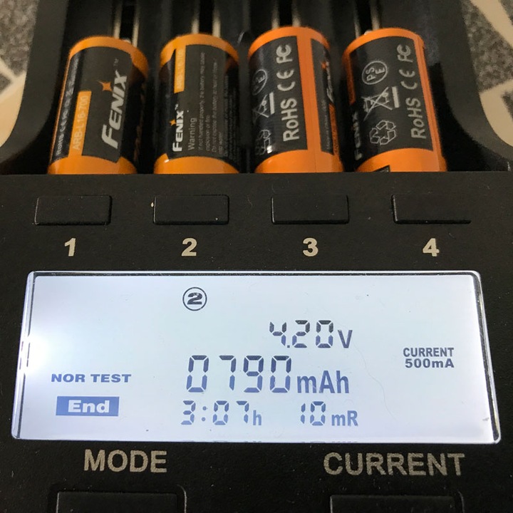 Produktbild Fenix Akku CR123 A 2 Stück und Schnell-Ladegerät (2 Stk., CR123A, 760 mAh, Akku)
