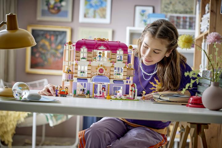 Produktbild LEGO Das Grandhotel von Heartlake City (42704, LEGO Friends)