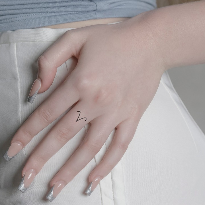 Produktbild minink Temporäres Tattoo – Sternzeichen Widder minimalistisch