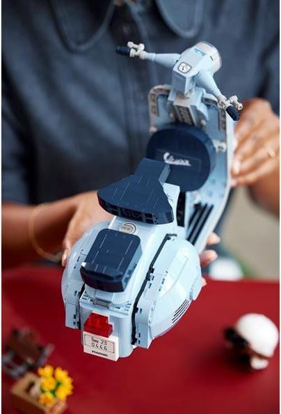 Actual product image LEGO Vespa 125 (10298, LEGO Icons, LEGO Rare Sets)