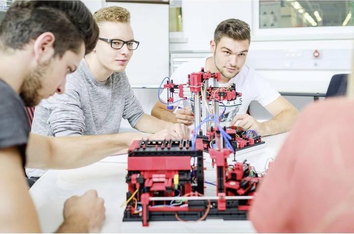Produktbild Fischertechnik Automatisiertes Hochregallager 24V Simulationsmodell 24V