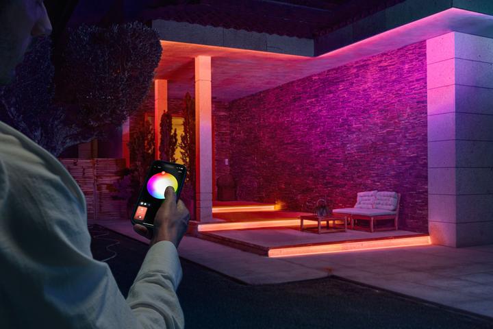 Actual product image Philips Hue Flux Gradient Outdoor Lightstrip (500 cm, Outdoor)