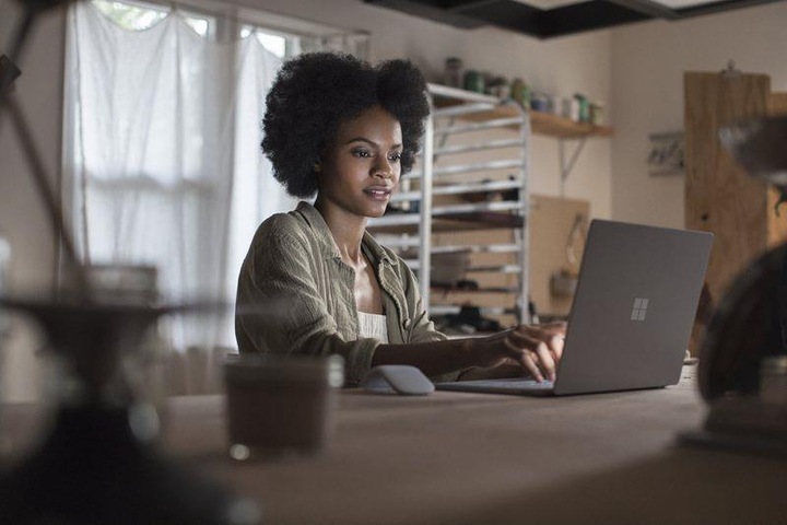 Produktbild Microsoft Surface Laptop, Platinum, 128GB SSD (13.50", Intel Core i5-7200U, 4 GB, 128 GB, CH)