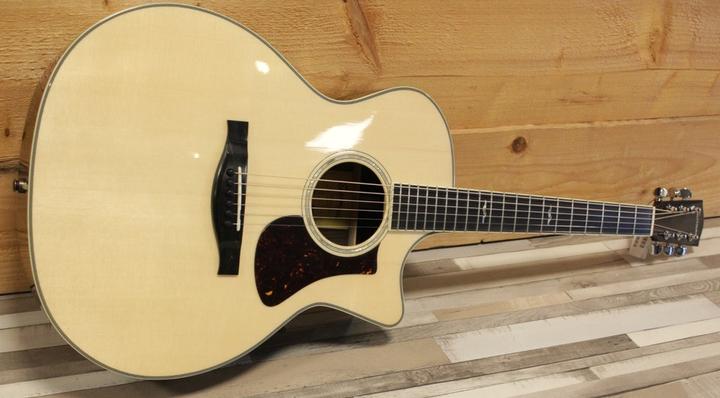 Produktbild Eastman Guitars Eastman AC422CE (Akustik Gitarre, Decke: Massive Sitka-Fichte, Steg: Ebenholz, Boden und Zargen: massives Koa-Holz, Hals: Mahagoni, Griffbrett: Ebenholz)