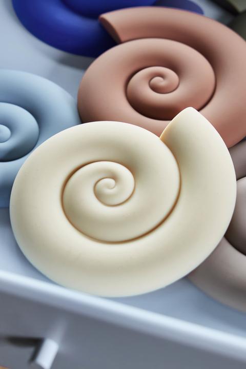 Immagine prodotto OYOY Living Sottobicchiere in vetro Nautilus vaniglia (1 x, Sottobicchiere in vetro)