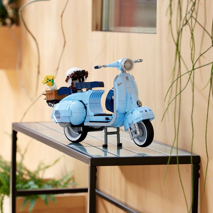 Actual product image LEGO Vespa 125 (10298, LEGO Icons, LEGO Rare Sets)