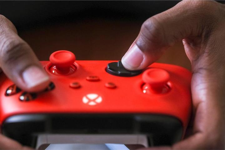 Produktbild Microsoft Xbox Wireless Controller Pulse Red (Xbox Series S, Android, iOS, Xbox One S, PC, Xbox One X, Xbox Series X)