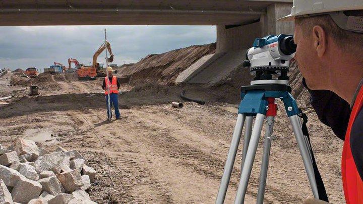 Produktbild Bosch Professional Optisches Nivelliergerät GOL 26 D, mit Baustativ BT160, Messstab GR 500