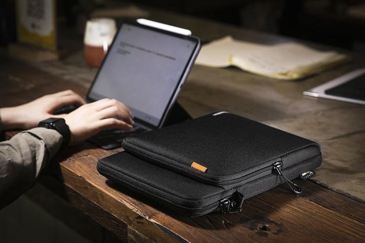 Produktbild tomtoc H13 (9.7-11") Tablet Sleeve (iPad Air 2014 (2. Gen), iPad Pro 11 2020 (2. Gen), iPad Pro 10.5 2017 (1. Gen), iPad Pro 10.5 2019 (2. Gen), iPad Pro 11 2018 (1. Gen), iPad Air 2020 (4. Gen), iPad Air 2022 (5. Gen), iPad Air 2019 (3. Gen))