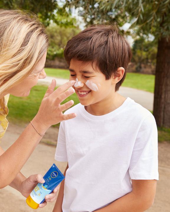 Immagine prodotto NIVEA Sun Kids Protect & Play Sonnenlotion (Crema solare, SPF 50+, 150 ml, 181.80 g)