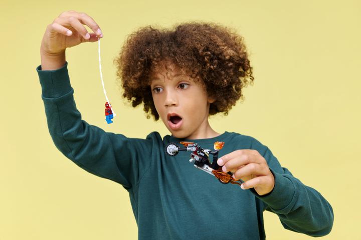 Produktbild LEGO Super Heroes Spider-Man vs. Ghost Rider auf seinem Motorrad (76335, LEGO Marvel)