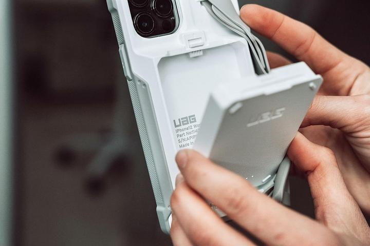 Produktbild UAG Workflow Battery Case for Apple iPhone 13 (Apple iPhone 14, Apple iPhone 13)