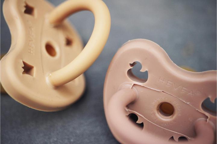 Produktbild Hevea Nuggi Orthodontic 2 Stk. Sand/Tan Beige 3-36 Monate (2 x, 3 - 36 Monate)