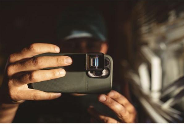 Actual product image Moment 1.33x Anamorphic Lens - Blue Flare - T-Series