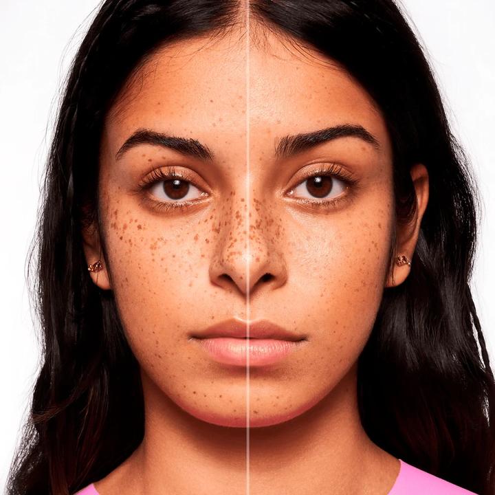 Productafbeelding essence Foundation Glow Booster Magisch Filter 20 Medium (20 Medium)