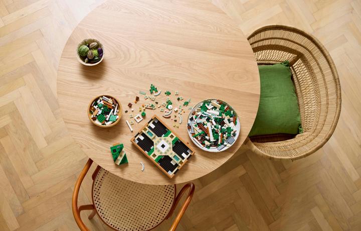 Image du produit LEGO Springbrunnen Garten (10359, LEGO Icons)