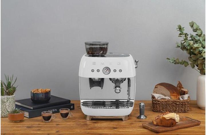 Produktbild Smeg EGF03WHEU Espressomaschine mit Mahlwerk Weiss 50's Style